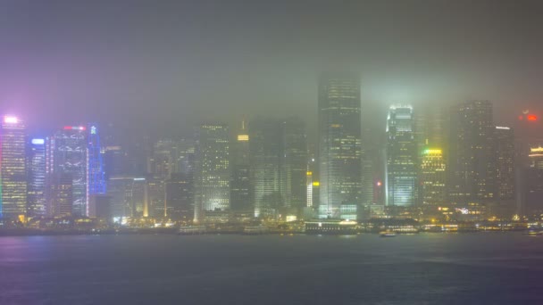 Hong Kong skyline met verlichte wolkenkrabbers  - Video