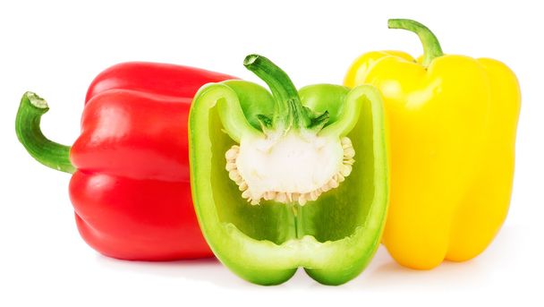 Červená žlutá a půl zelené papriky na bílé - Fotografie, Obrázek