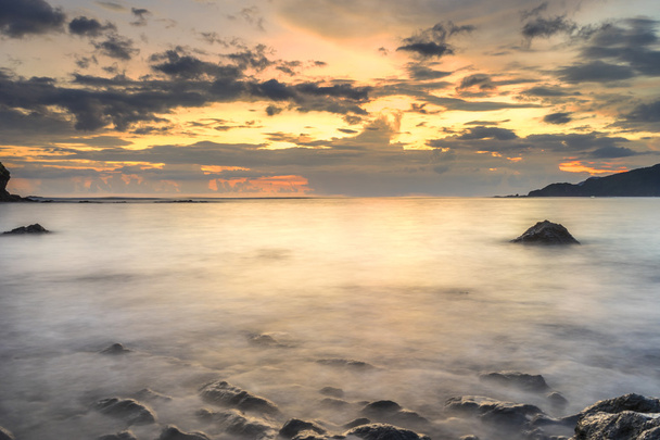 Пляж на фоне восхода солнца
 - Фото, изображение