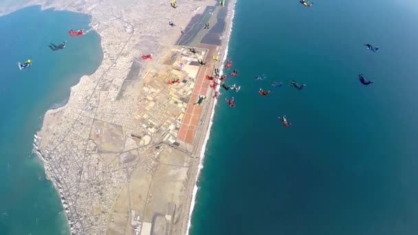 Grupo de desportistas que fazem figuras no ar durante a queda livre acelerada
 - Filmagem, Vídeo