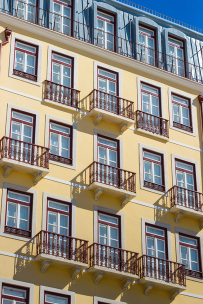 Modello di balconi e finestre di condominio
 - Foto, immagini