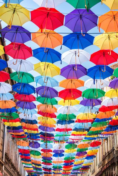 Beaucoup de parapluies colorant le ciel
 - Photo, image