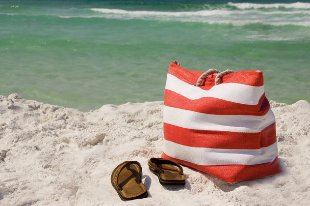 Plaj çantası ve sandal - Fotoğraf, Görsel