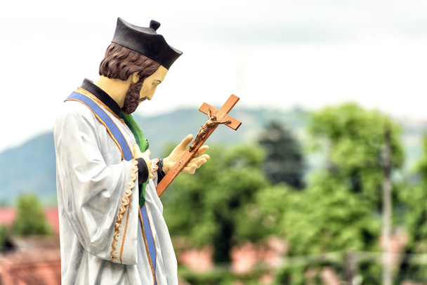 Katolinen kirkko ja patsas Radna, Romania
 - Valokuva, kuva