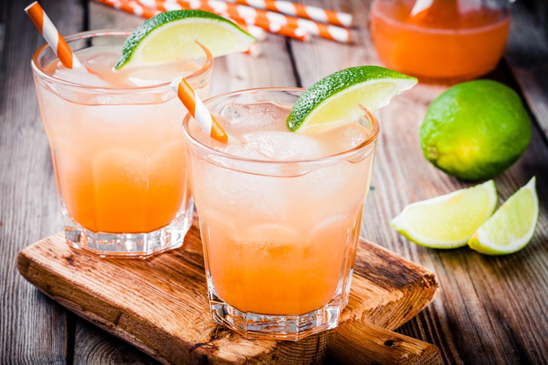 Cóctel al amanecer de tequila con hielo y lima
 - Foto, imagen