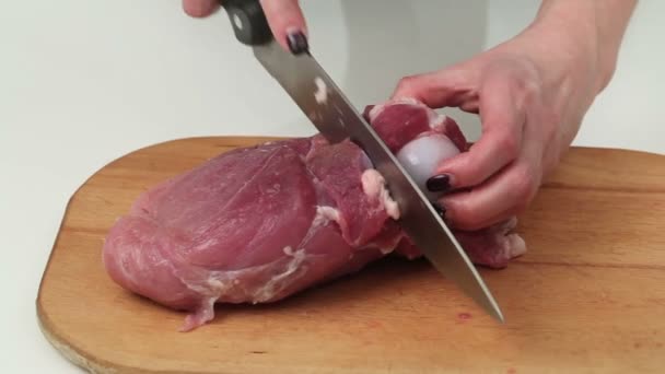 Nainen leikkaa lihaa veitsellä - Materiaali, video