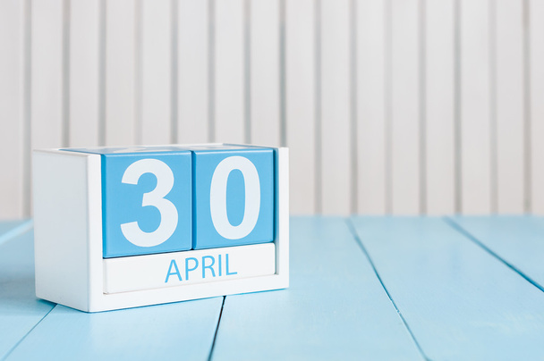 30 апреля. Изображение 30 апреля деревянный календарь цвета на белом фоне. Конец месяца. Весенний день, пустое место для текста. Международный день джаза
 - Фото, изображение