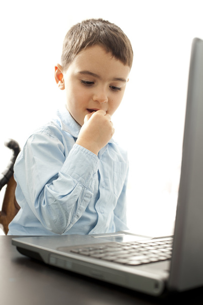 chłopiec za pomocą laptopa - Zdjęcie, obraz