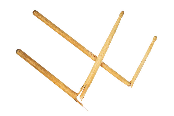 Twee gebroken houten drumsticks geïsoleerd op wit - Foto, afbeelding