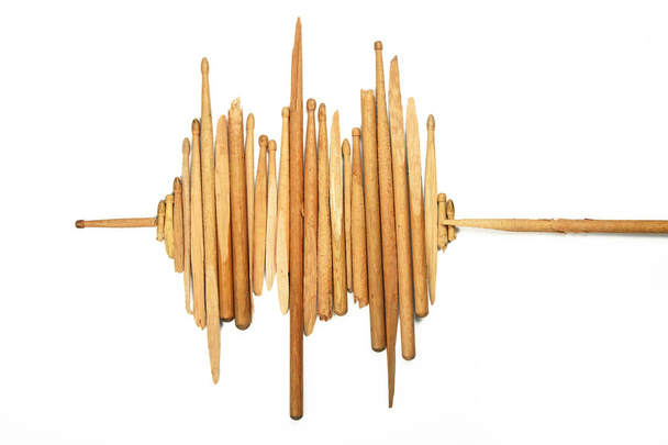 Zvukové vlny rozbité dřevěné paličky na bílém pozadí - Fotografie, Obrázek
