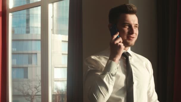 Uomo d'affari che parla al telefono - Filmati, video