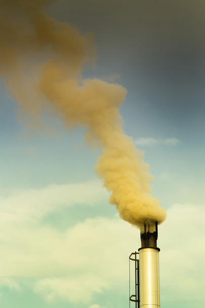 Hoekschouw met rook tegen hemel - Foto, afbeelding