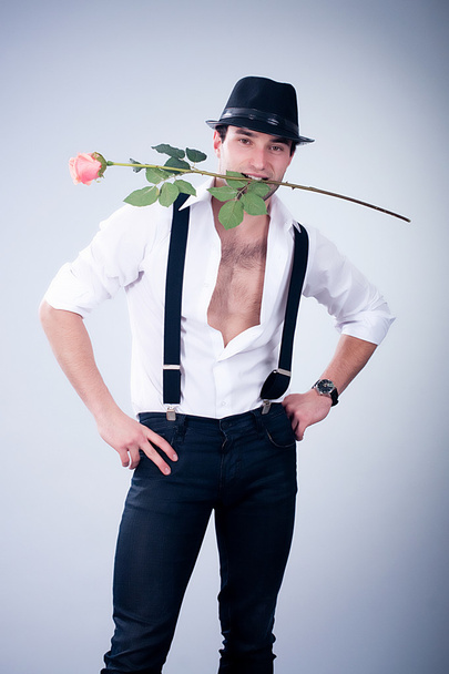 valentines Mann mit rosa Rose auf dem Hintergrund - Foto, Bild