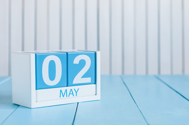 2. Mai. Bild vom 2. Mai Holzkalender auf weißem Hintergrund. Frühlingstag, leerer Raum für Text. letzter Frühlingsmonat - Foto, Bild