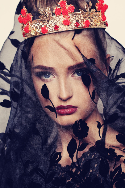 Fashion Woman in Royal Crown and Black Voile - Foto, Imagen