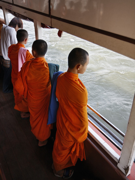 Tailândia, Banguecoque, três jovens monges budistas em um ferryboat atravessando o rio Chao Phraya
 - Foto, Imagem