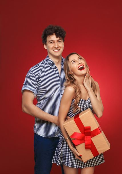 Portrait of a boy and a girl with a gift in a pin up style, isol - Foto, Imagem