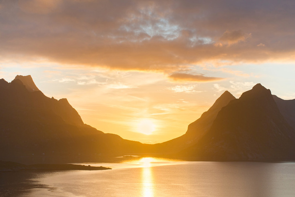 malerischer Sonnenuntergang in der Nähe der großen Berge auf den Lofoten, Kjerkfjord, Bunesfjord - Foto, Bild