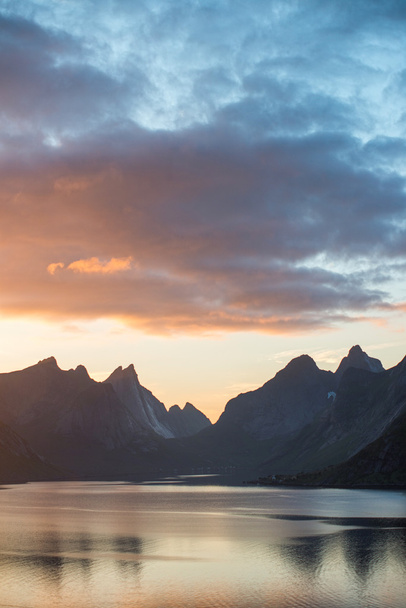 Malowniczy zachód słońca w pobliżu wielkiej góry lofoten wyspy, Kjerkfjorden, bunesfjorden - Zdjęcie, obraz