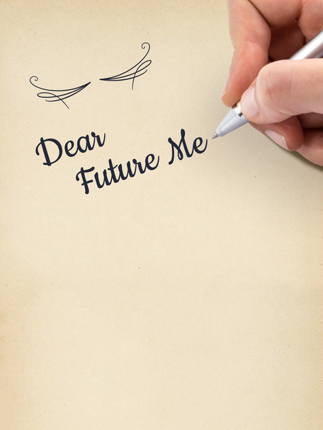 Χέρι που γράφει "Αγαπητέ μέλλον μου" σχετικά ηλικίας φύλλο χαρτιού. - Φωτογραφία, εικόνα