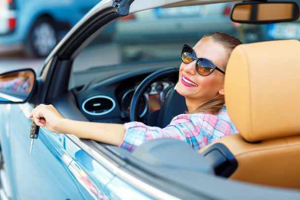 Genç güzel kadın güneş gözlüğü Cabrio arabada oturan wi - Fotoğraf, Görsel