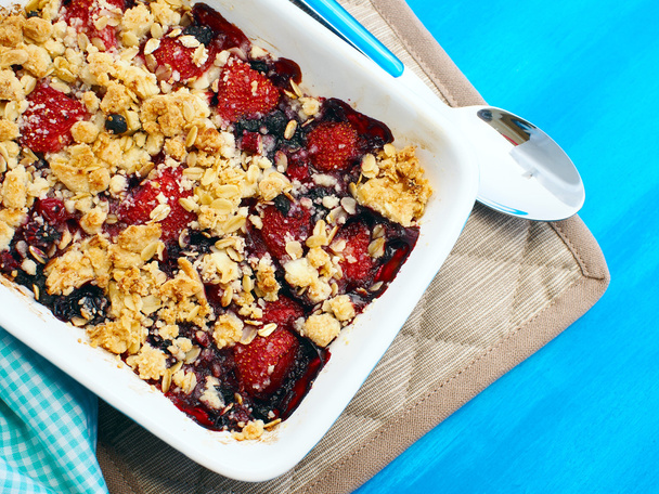 Crumble with oats, strawberries and berries - Photo, Image
