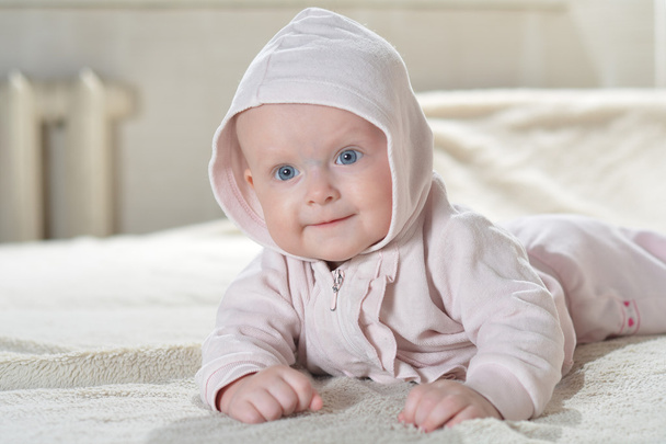 krásné šťastné miminko po lázni Podívejte se na kameru - Fotografie, Obrázek