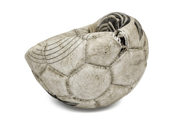 Beyaz arka plan üzerinde izole eski yırtık futbol topu - Fotoğraf, Görsel