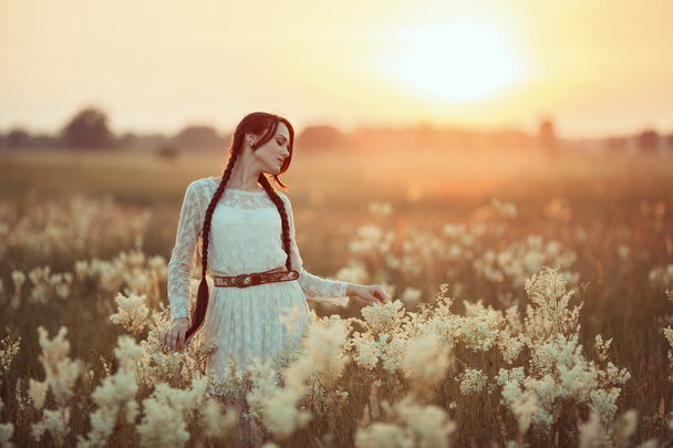 Fehér virágok gyönyörű lány portréja - Fotó, kép