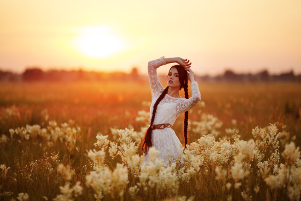 Portrét krásné dívky s bílými květy na letní pole na slunci. - Fotografie, Obrázek
