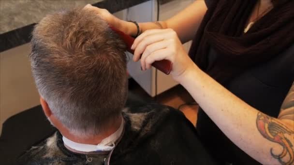 man has hair cut - Filmati, video