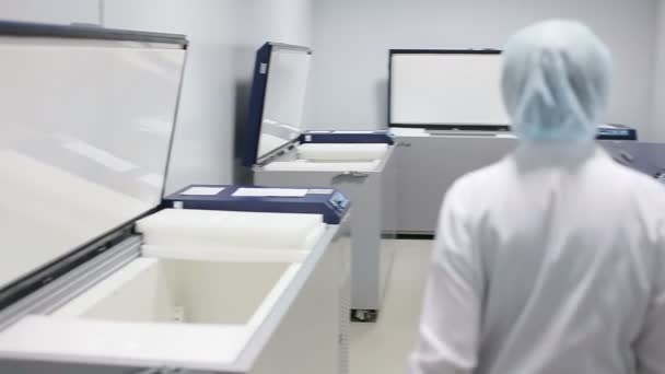 Laboratóriumi hűtőházi tárolás - Felvétel, videó