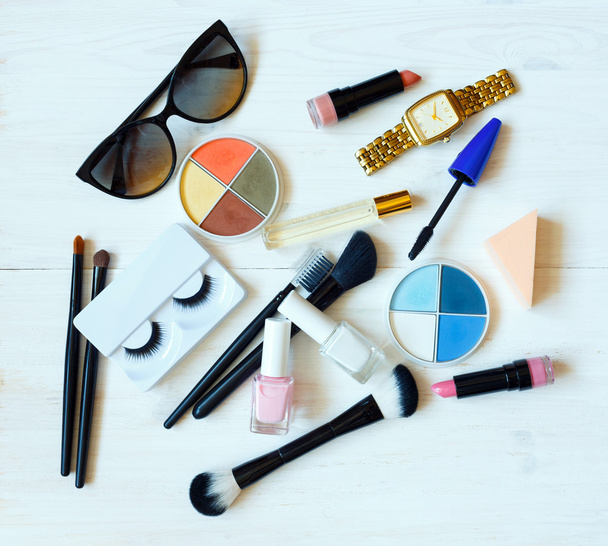 Různé výrobky make-up na dřevěné pozadí - Fotografie, Obrázek