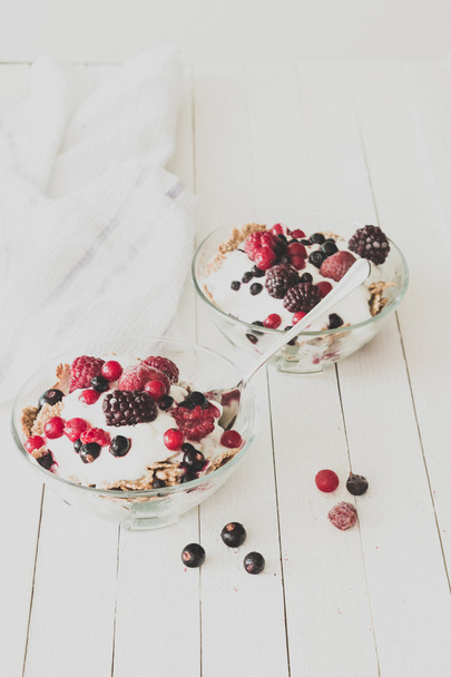 Granola with yogurt, strawberries, blackberries and blueberries. - Zdjęcie, obraz