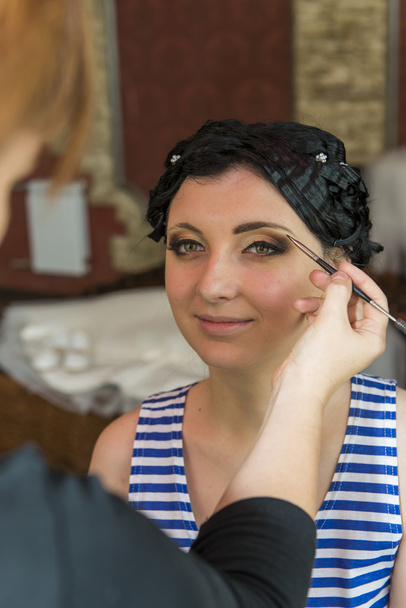 Polvos faciales de mujer hermosa, y aplicar rubor en los pómulos, equipo que aplica maquillaje, secretos de belleza y productos para el cuidado de la piel, maquillaje de vacaciones
 - Foto, imagen