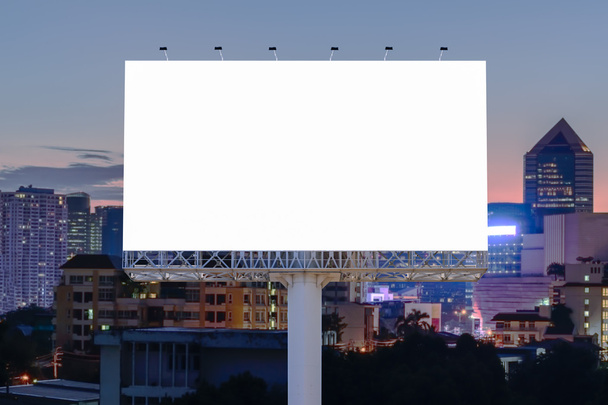 Cartellone bianco per la pubblicità con sfondo tramonto paesaggio urbano
. - Foto, immagini