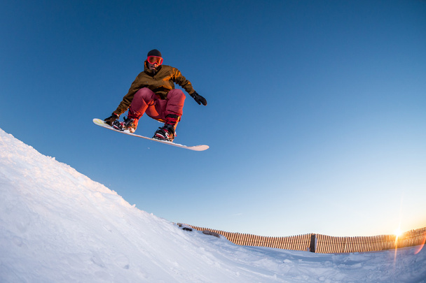 Snowboard en las montañas
 - Foto, Imagen