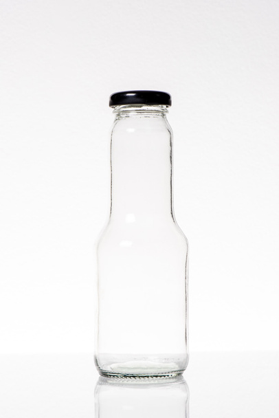 скляний посуд над білим тлом
 - Фото, зображення