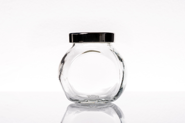 скляний посуд над білим тлом
 - Фото, зображення