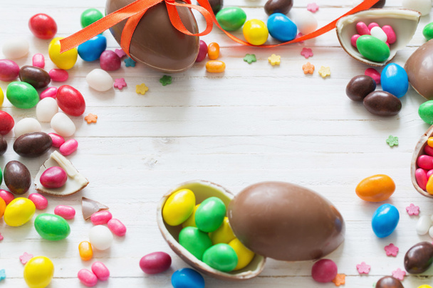Chocolate Easter Eggs Over Wooden Background - Foto, afbeelding