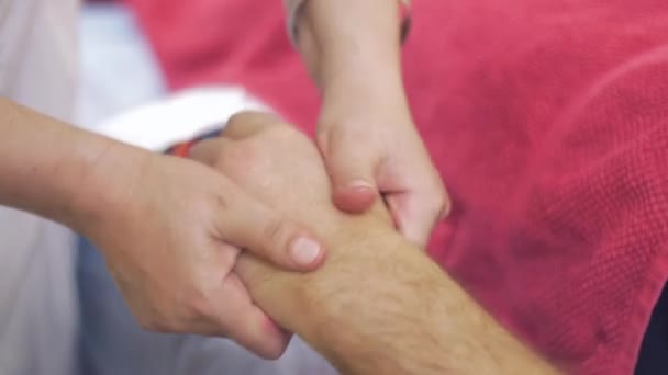 Zblízka masérka ruce make profesionální masáž ruky ruky dospělého člověka. - Záběry, video