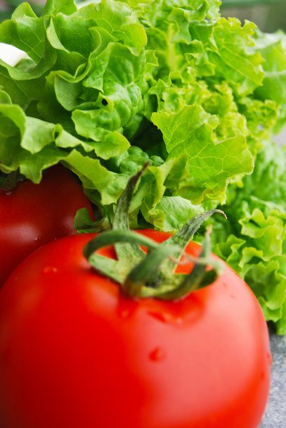 Fresh lettuce and tomatoes - Foto, afbeelding