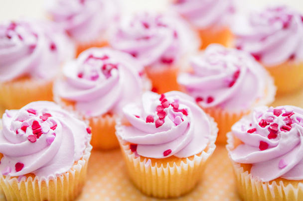 Gâteaux à la crème rose et saupoudrer de cœur
 - Photo, image