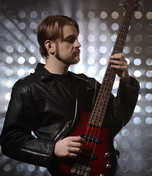 basisti, joka soittaa mittatilaustyönä tehtyä bassoa
  - Valokuva, kuva