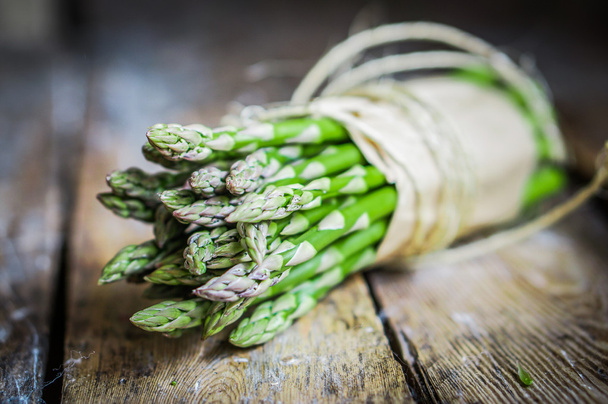 Asparagus on rustic wooden background - Foto, afbeelding