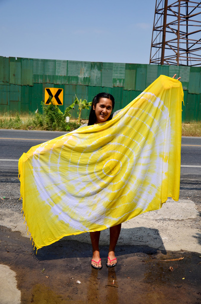Femme thaïlandaise montrer tissu cravate batik teinture jaune couleur naturelle
 - Photo, image