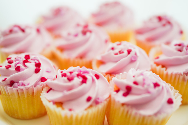 Cupcakes met roze crème en hart hagelslag - Foto, afbeelding