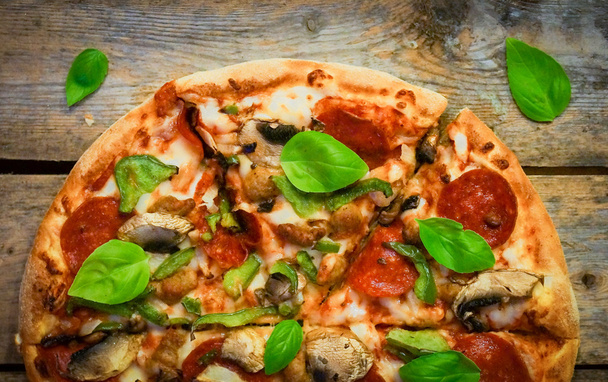 Нарезанная домашняя пицца пепперони на деревянном деревенском фоне
 - Фото, изображение