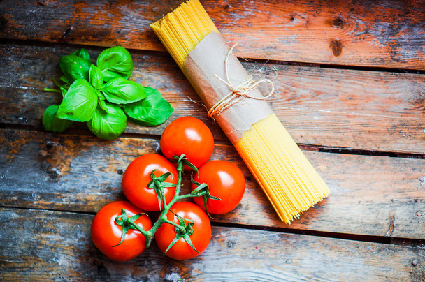 Juego de preparación de pasta: espaguetis, tomates y albahaca
  - Foto, Imagen