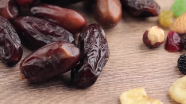 Trockenfrüchte und Nüsse auf Holzgrund im Studio-Setup - Filmmaterial, Video